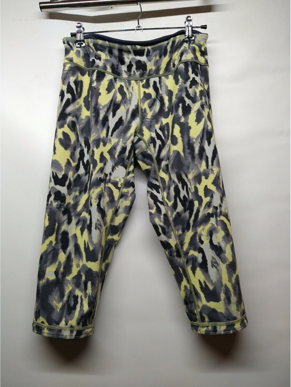 Zella Capri Leggings size small one pair Small (WEAR BOTH WAYS/REVERSIBLE) 048